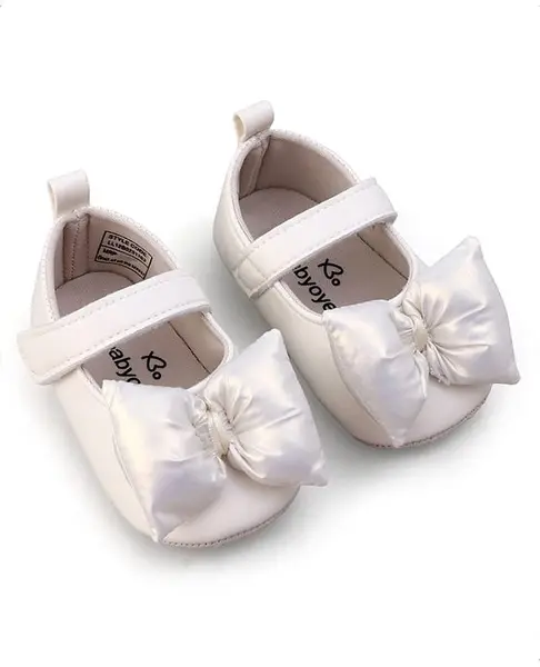 Babyoye Velcro Closure Booties With Bow Applique - White